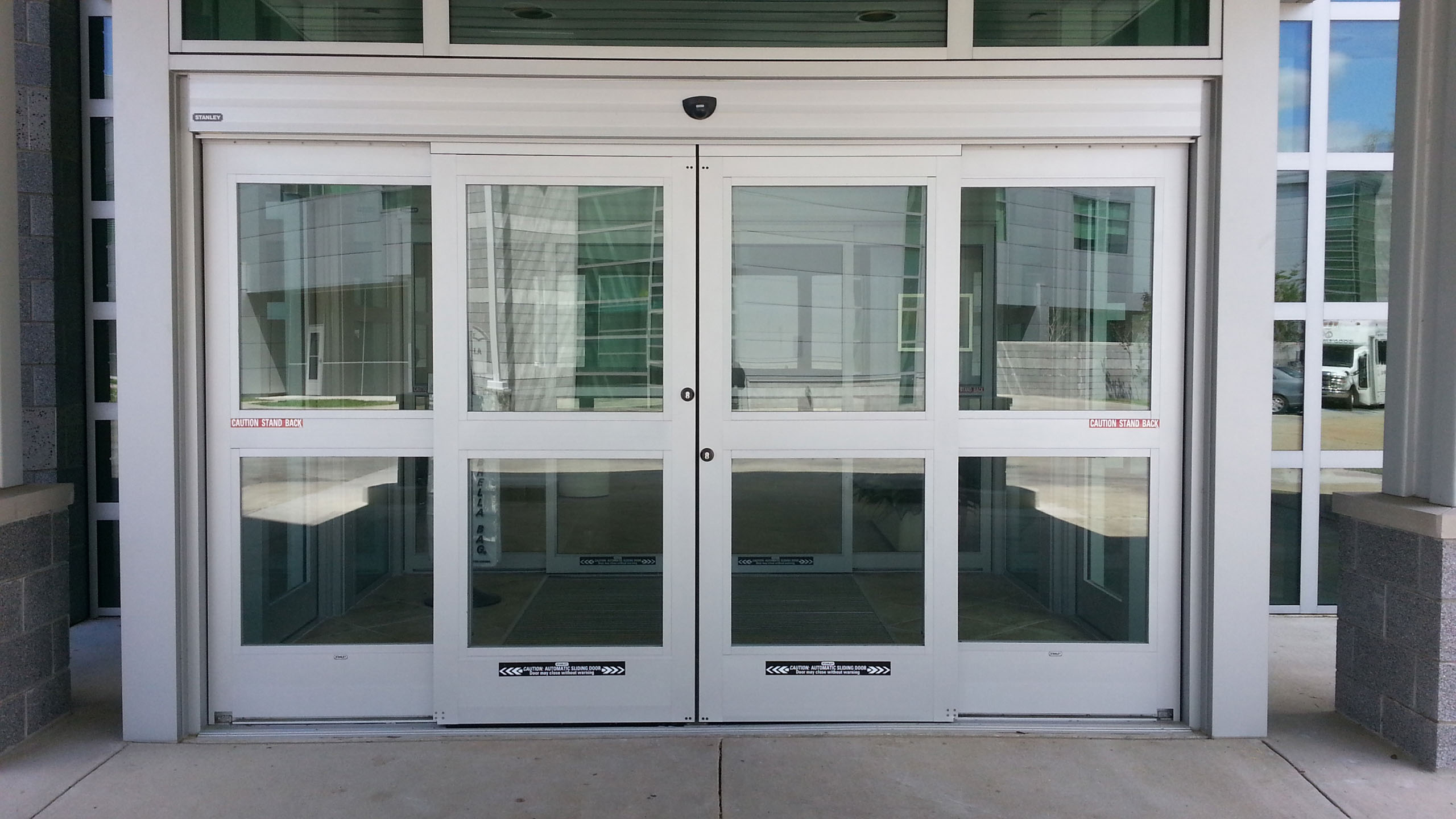 DuraStorm™ 2000/3000 HurricaneRated Automatic Sliding Door STANLEY